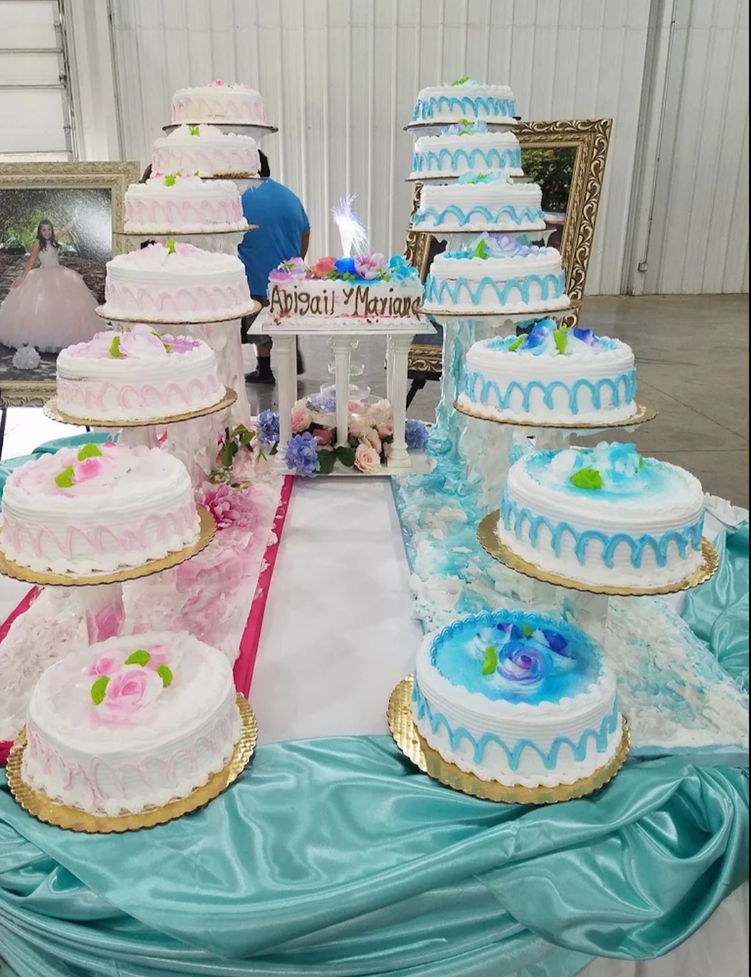 Torre de pasteles para quinceañera en rosa y azul