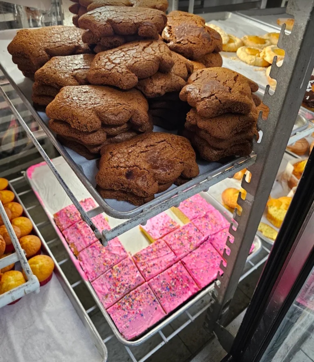 Puerquitos de piloncillo y pan rosa en la vitrina