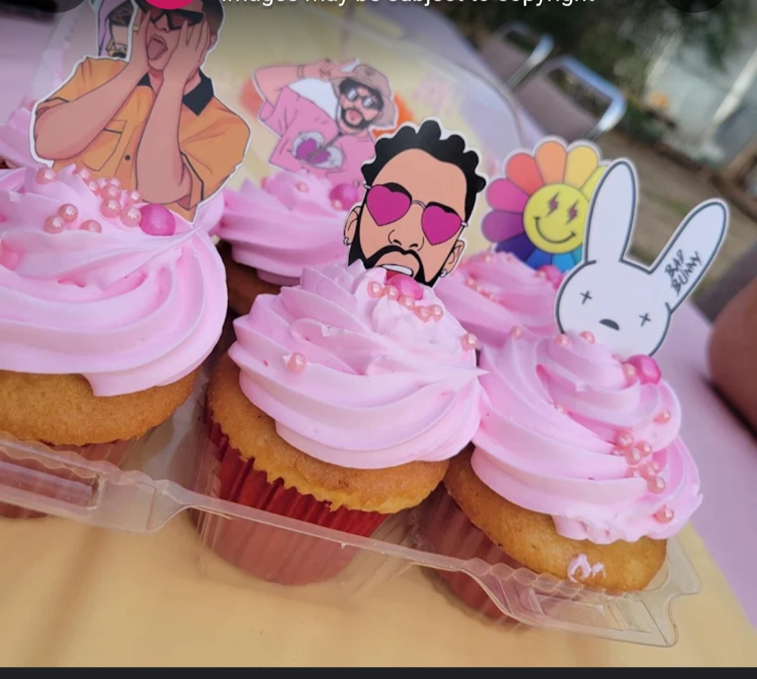 Cupcakes rosados con decoración temática