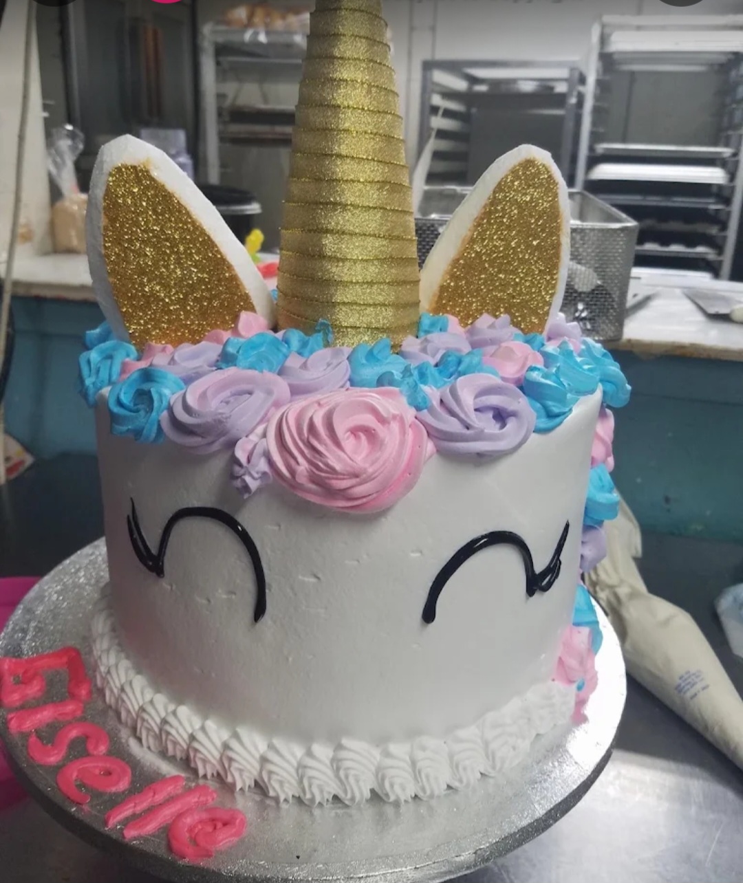 Pastel de unicornio decorado con betún de colores