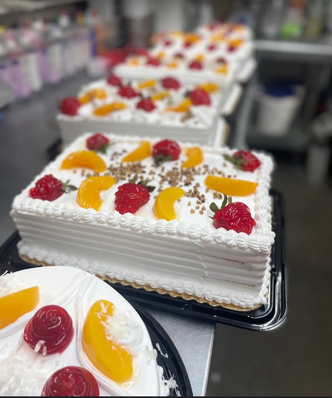 Pastel de tres leches decorado con fresas y duraznos